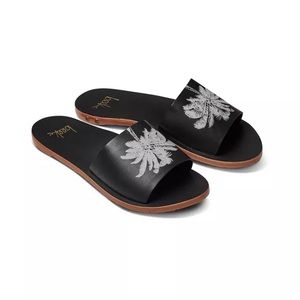 New In Box Beek Mockingbird Palm Sandal